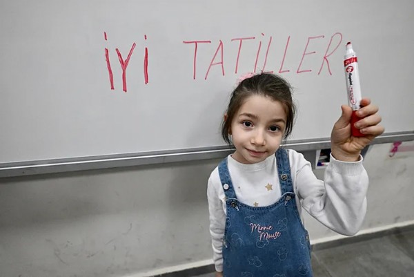 Zil bu kez yarıyıl tatili için çaldı! 18 milyon öğrenci karnesini aldı